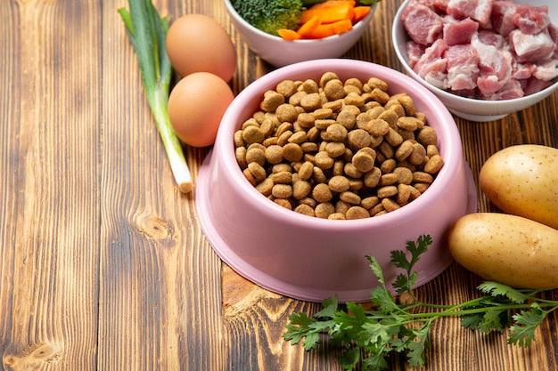 Natural Dog and Cat Food: Healthy, Eco-Friendly Choices - key words